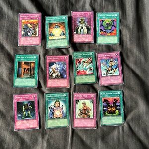 40 random trap and magic cards
